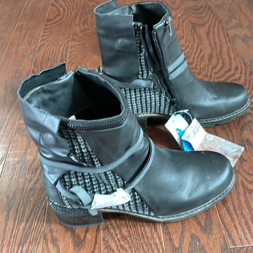 Muk Luk Womens Boots NWT Black size 10